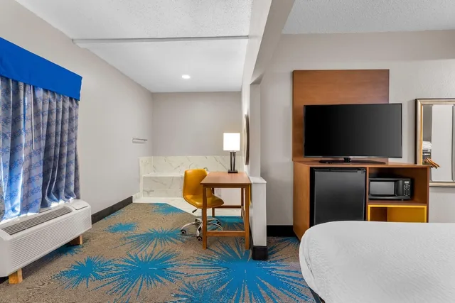 جناح ديلوكس بسرير كينج بحوض جاكوزي للمدخنين، Days Inn Suites By Wyndham Ridgeland 5/5
