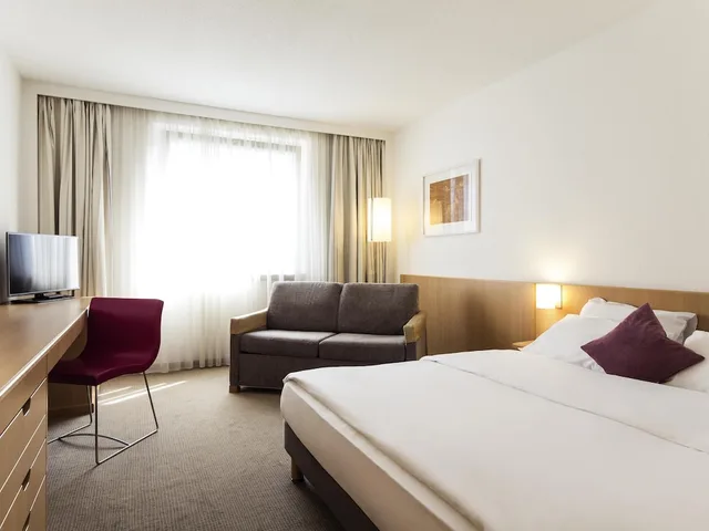 Standard, Queen Bed, Sofa, Novotel Dusseldorf City West 1/8