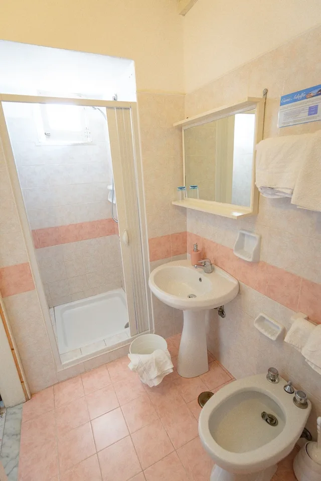 غرفة عائلية رباعية بسرير مزدوج وسريرين منفصلين، Casa Adolfo Ischia 2/2