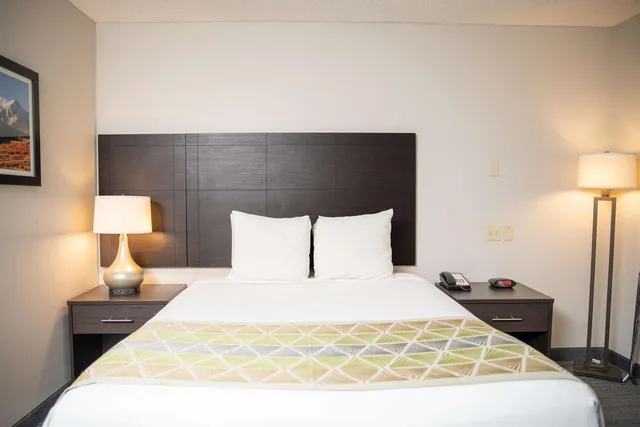غرفة بسرير كوين بحوض استحمام لذوي الإعاقة، SureStay Plus by Best Western Montrose 2/6