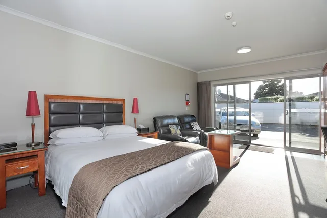Studio, Queen Bed, Kitchenette, City Corporate Motor Inn 2/6