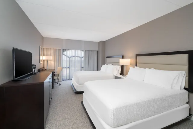 Standard, 2 Queen Beds, Holiday Inn Wilmington 4/5
