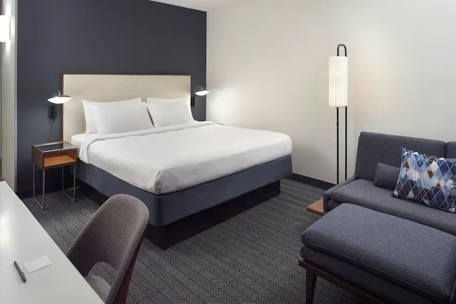 غرفة بسرير كينج مع أريكة، Courtyard Myrtle Beach Broadway 2/6