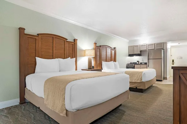 Room, 2 Queen Beds, Street View, Kitchenette، Best Western On The Beach 2/3
