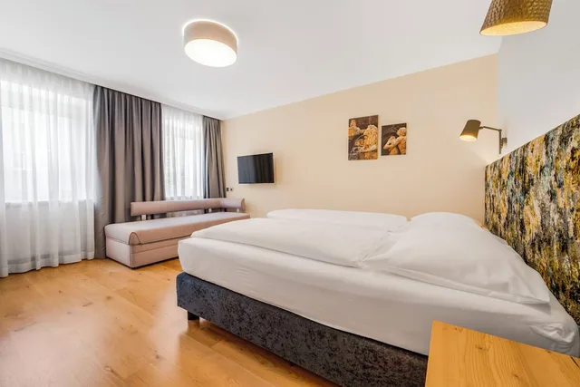 Economy, Double Bed, Street Side View, Das Grune Hotel Zur Post - 100 Bio 2/10