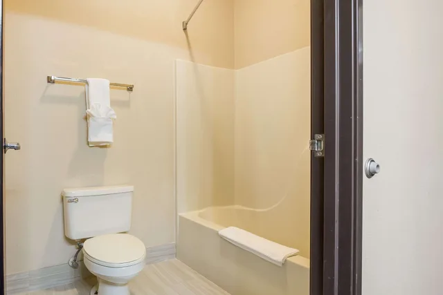غرفة قياسية بسرير كينج، Quality Inn & Suites Caseyville - St. Louis 6/7