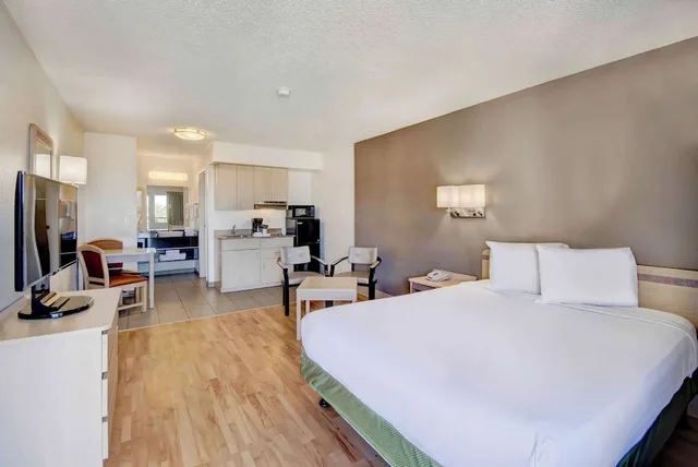 غرفة ديلوكس بسرير كوين بمطبخ صغير للمدخنين، Studio6 Tucson, AZ - Irvington Road 1/7