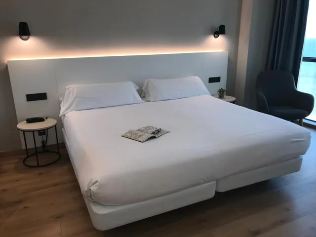 غرفة عائلية بسرير فردي بإطلالة على البحر، Principe de Asturias Hotel 3/8