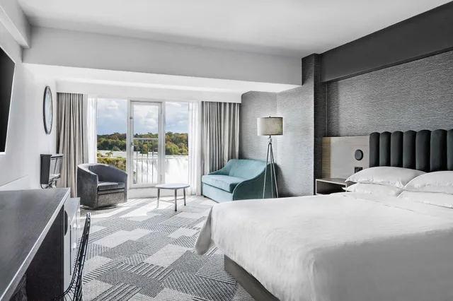 Room, King Bed, Falls View, Balcony, Sheraton Fallsview Hotel 2/5