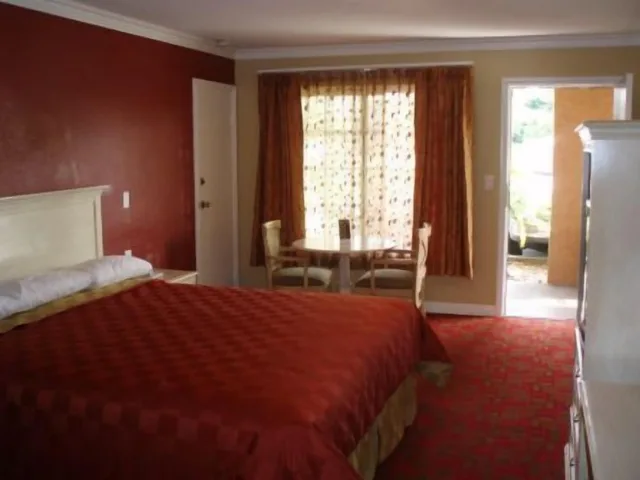 غرفة قياسية بسرير كينج، Abby S Anaheimer Inn 6/9