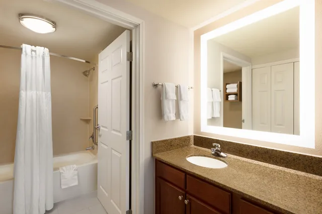 جناح استوديو بسرير كوين بمطبخ لذوي الإعاقة، Staybridge Suites Tampa East Brandon 4/5