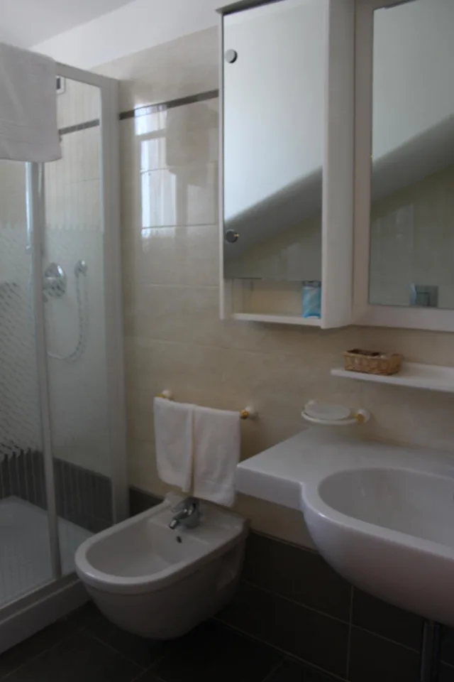 غرفة ثلاثية، Hotel Girasole 5/7