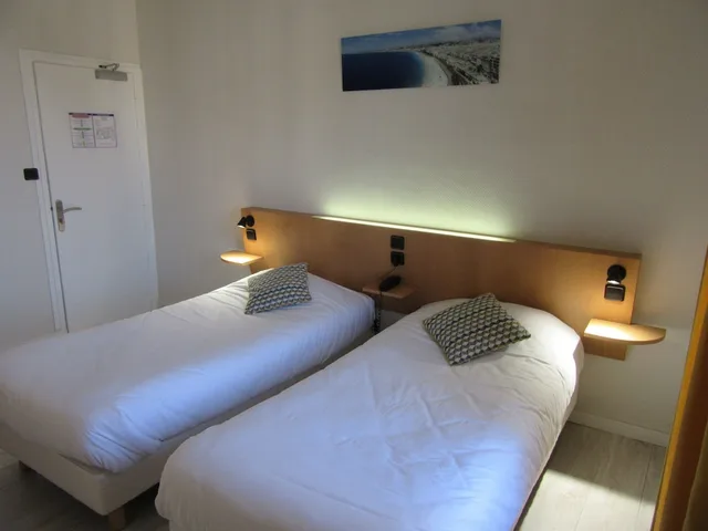 Room, Twin Beds, Sorti P Tit Dej Hotel Saintes 3/6