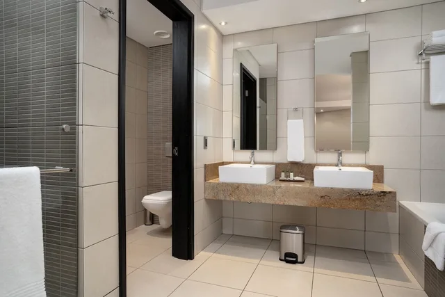 غرفة قياسية بسرير كوين، Premier Hotel Or Tambo 3/4