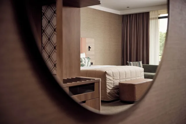 غرفة ديلوكس بسرير كينج وأسرّة بطابقين بإطلالة على القناة بحوض جاكوزي، Van Der Valk Hotel Sneek 6/10