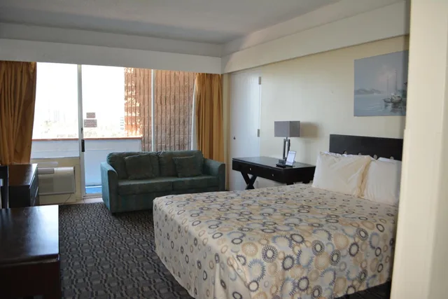 Standard, Queen Bed, Partial Ocean View, North Wing, Padre South Hotel On The Beach 3/8