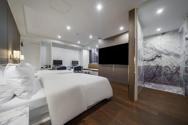 غرفة بريميوم بسريرين منفصلين وسرير مزدوج وسرير فردي، Hotel Amare 1/1