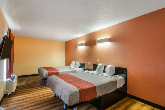 غرفة بسريرين كوين للمدخنين، Motel6 Libertyville, IL 7/10