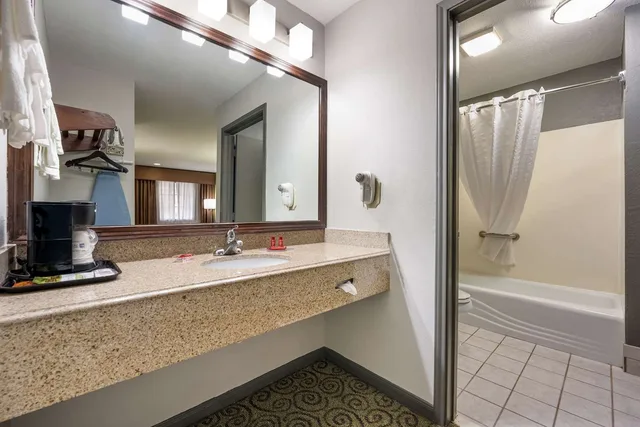 غرفة بسرير كينج مع أريكة، Surestay Hotel By Best Western Deer Park 7/7