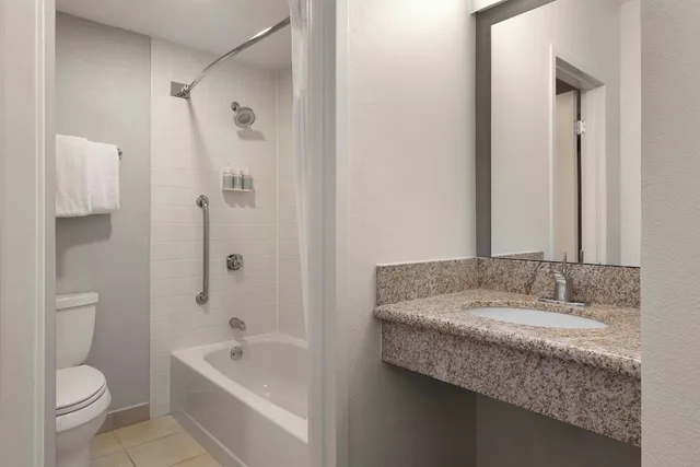 غرفة بسرير كينج مع أريكة، Courtyard By Marriott Boston Norwood Canton 8/8
