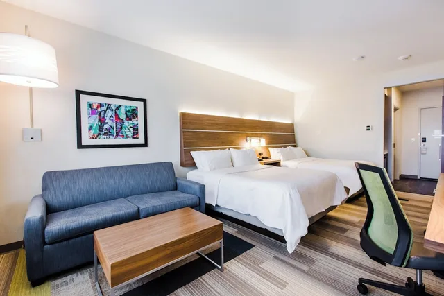 جناح بسريرين كوين مع أريكة، HOLIDAY INN EXPRESS & SUITES WEST EDMONTON-MALL AREA 3/7