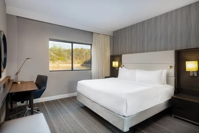 غرفة بريميوم بسرير كينج بإطلالة على البحيرة بحوض استحمام لذوي الإعاقة، Crowne Plaza Atlanta SW Peachtree City 2/5