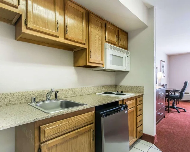 Suite, King Bed, Quality Inn Suites University Airport 2/3