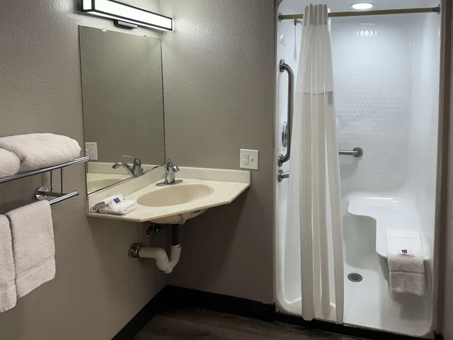 Standard, Queen Bed, Accessible, Motel6 Bradenton, FL 10/10
