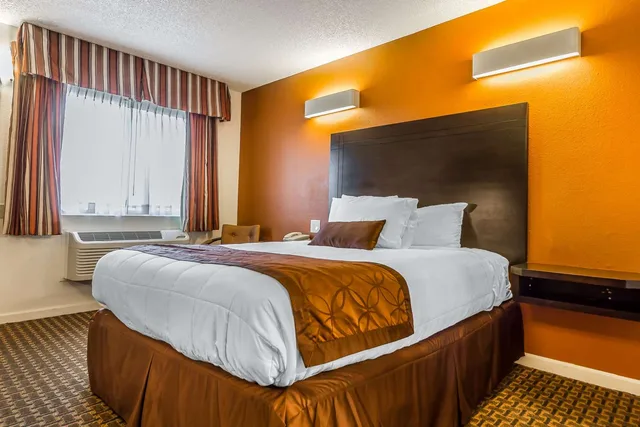 غرفة بسرير كوين للمدخنين، Rodeway Inn Wine Country 2/2