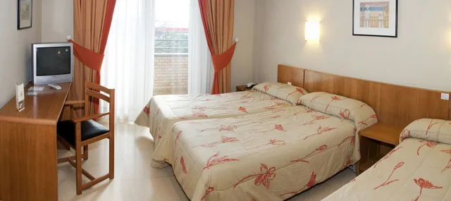 غرفة رباعية بسريرين منفصلين وسرير بطابقين، Alhama Hotel 3/9