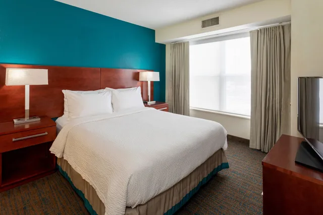 جناح بسرير كوين بغرفة نوم واحدة مع أريكة، Residence Inn By Marriott Minneapolis St Paul Roseville 2/4