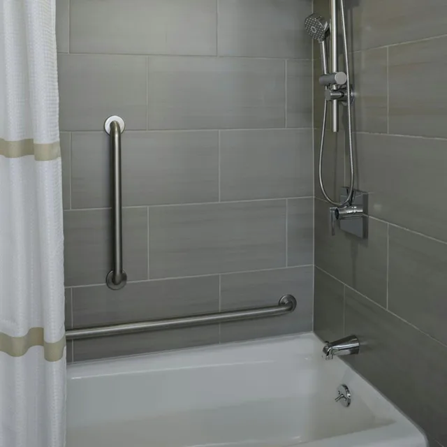 غرفة بسرير كينج مع أريكة بحوض استحمام لذوي الإعاقة، Marriott East Lansing At University Place 8/10