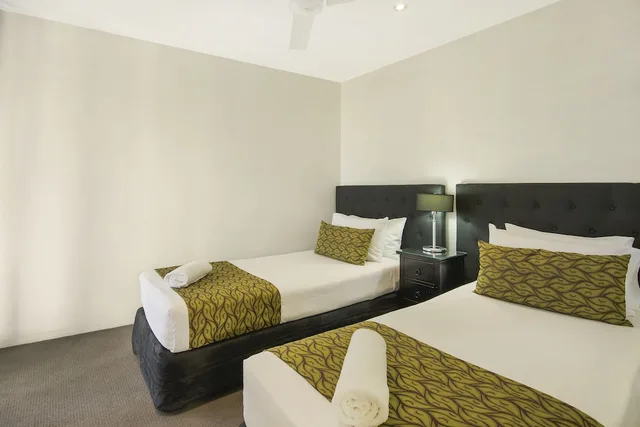 غرفة ديلوكس بسرير كينج وسريرين منفصلين بغرفتي نوم، THE CHERMSIDE APARTMENTS 3/5