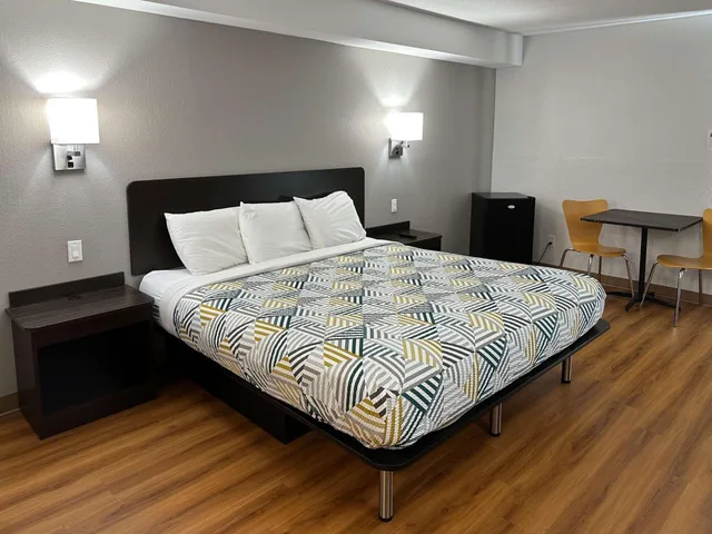 1 Queen Bed - Non-Smoking, Micfridge، Motel6 Greensboro, NC - Airport 2/9