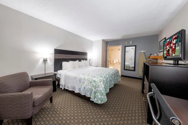 غرفة بسرير كينج لذوي الإعاقة، HomeTown Inn by Red Roof East Syracuse 1/1