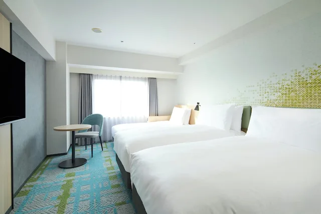 غرفة قياسية بسريرين منفصلين مع أريكة، Holiday Inn Kyoto Gojo by IHG 2/3