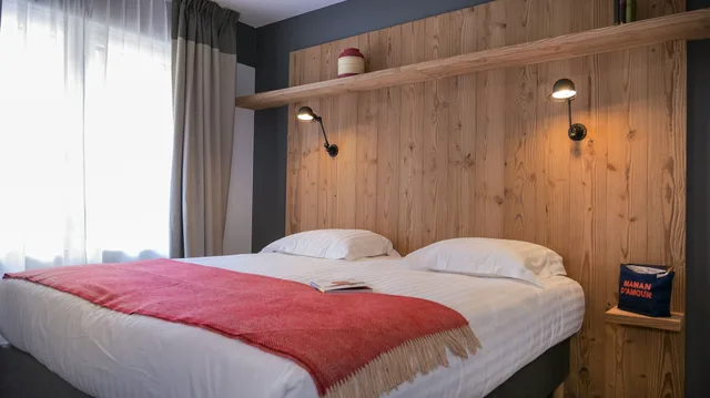 غرفة كومفورت رباعية بسرير كينج بإطلالة على الجبل بغرفة نوم واحدة مع أريكة، Plan B Hotel - Living Chamonix 1/9