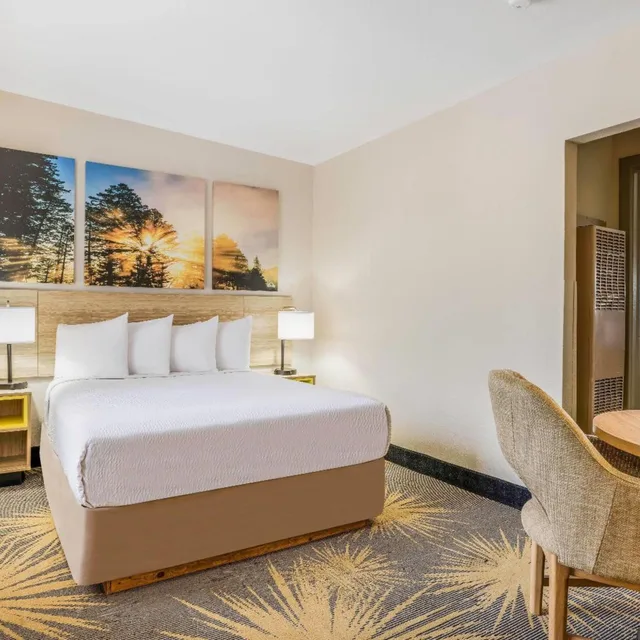 2 Bedrooms, Suite, Days Inn by Wyndham Cortez 2/6