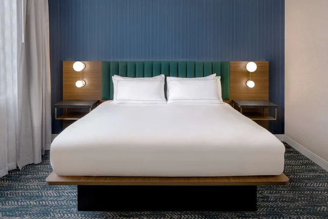 جناح ديلوكس بسرير كينج، DoubleTree Suites by Hilton Hotel Mt. Laurel 2/3