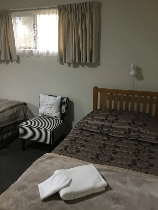 غرفة عائلية بسرير كوين وسرير فردي مع أريكة، WAITOMO CAVES GUEST LODGE 3/4