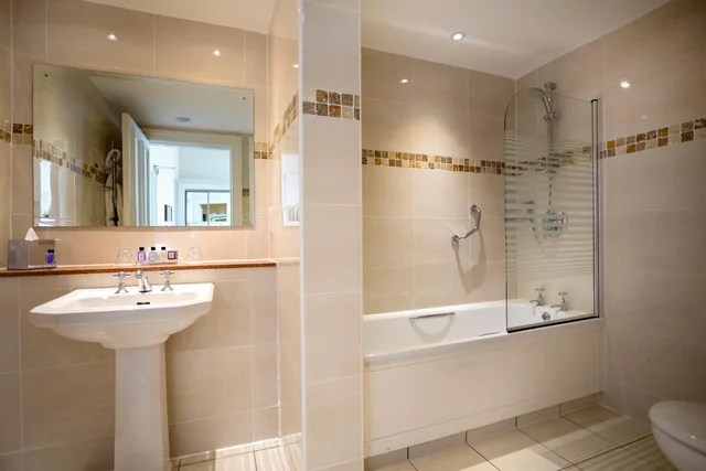 غرفة سوبيريور بسرير مزدوج، Macdonald Frimley Hall Hotel And Spa 6/6