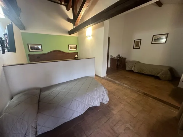 غرفة رباعية بسرير مزدوج وسريرين منفصلين بإطلالة على الفناء بشرفة، Tenuta dell Argento Resort 2/3