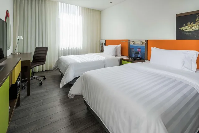 Room, Twin Beds, Hampton by Hilton Bogota - Usaquen 2/3
