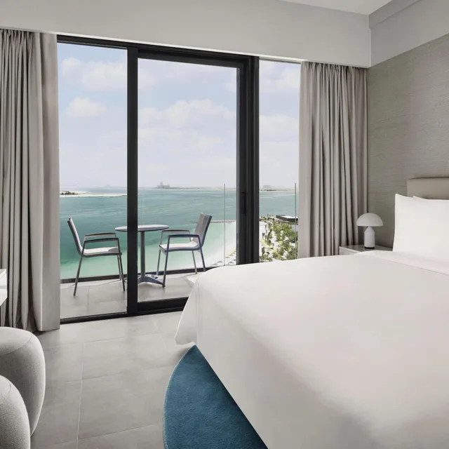 Beach Pool, Deluxe, King Bed, Sea View، Movenpick Resort Al Marjan Island 1/6