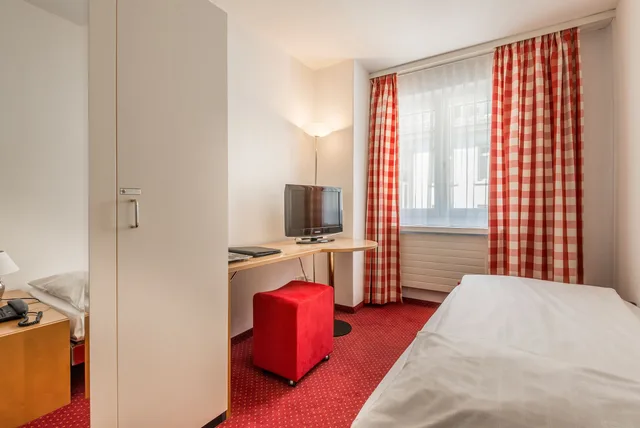 Single room EZ، Hotel Alpina Luzern 1/4