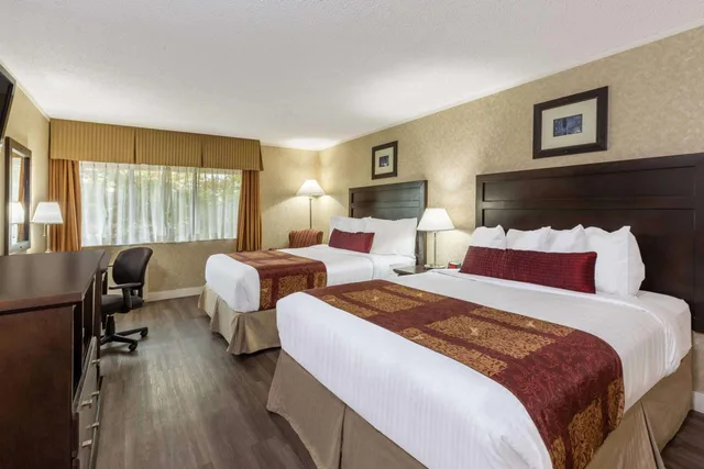 غرفة بسرير فردي وسريرين مزدوجين، Ramada By Wyndham Coquitlam 4/6