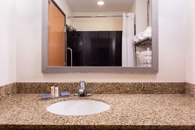 غرفة بسريرين كوين مع أريكة، Wingate by Wyndham Athens Near Downtown 7/9