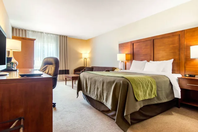 غرفة قياسية بسرير كوين مع أريكة، Comfort Inn and Suites Shawinigan 1/2