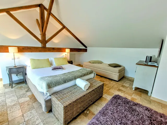 Room, Triple, Queen Bed, Sofa, Xxl، Les Chambres De La Renaissance 4/5