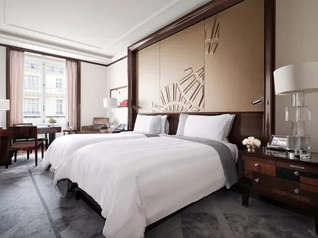 Superior, Double or Twin Bed, The Peninsula Paris 2/2